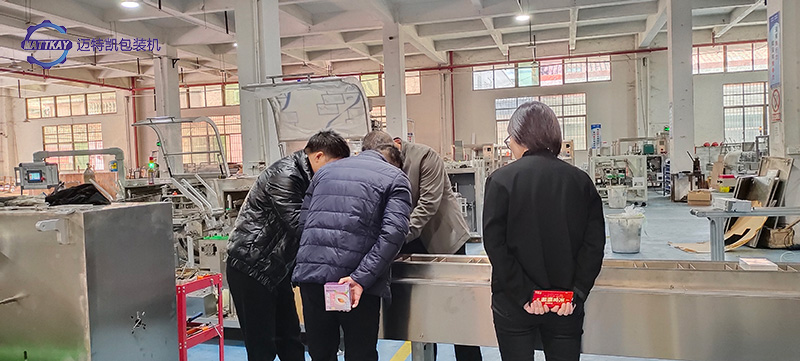 購買零食裝盒機(jī)，找實(shí)際生產(chǎn)經(jīng)驗(yàn)廠家少走彎路！